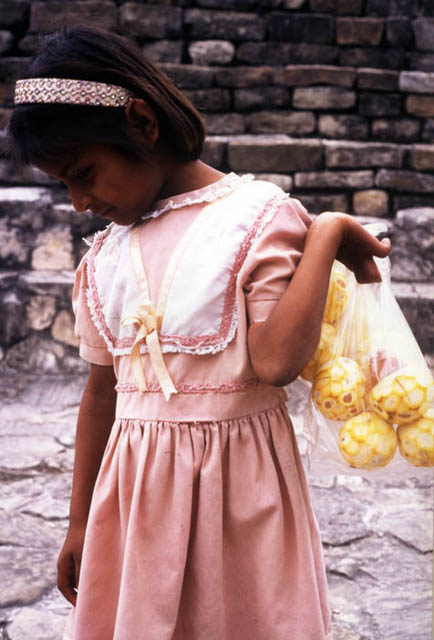 Regards Croisés - Fille aux Oranges